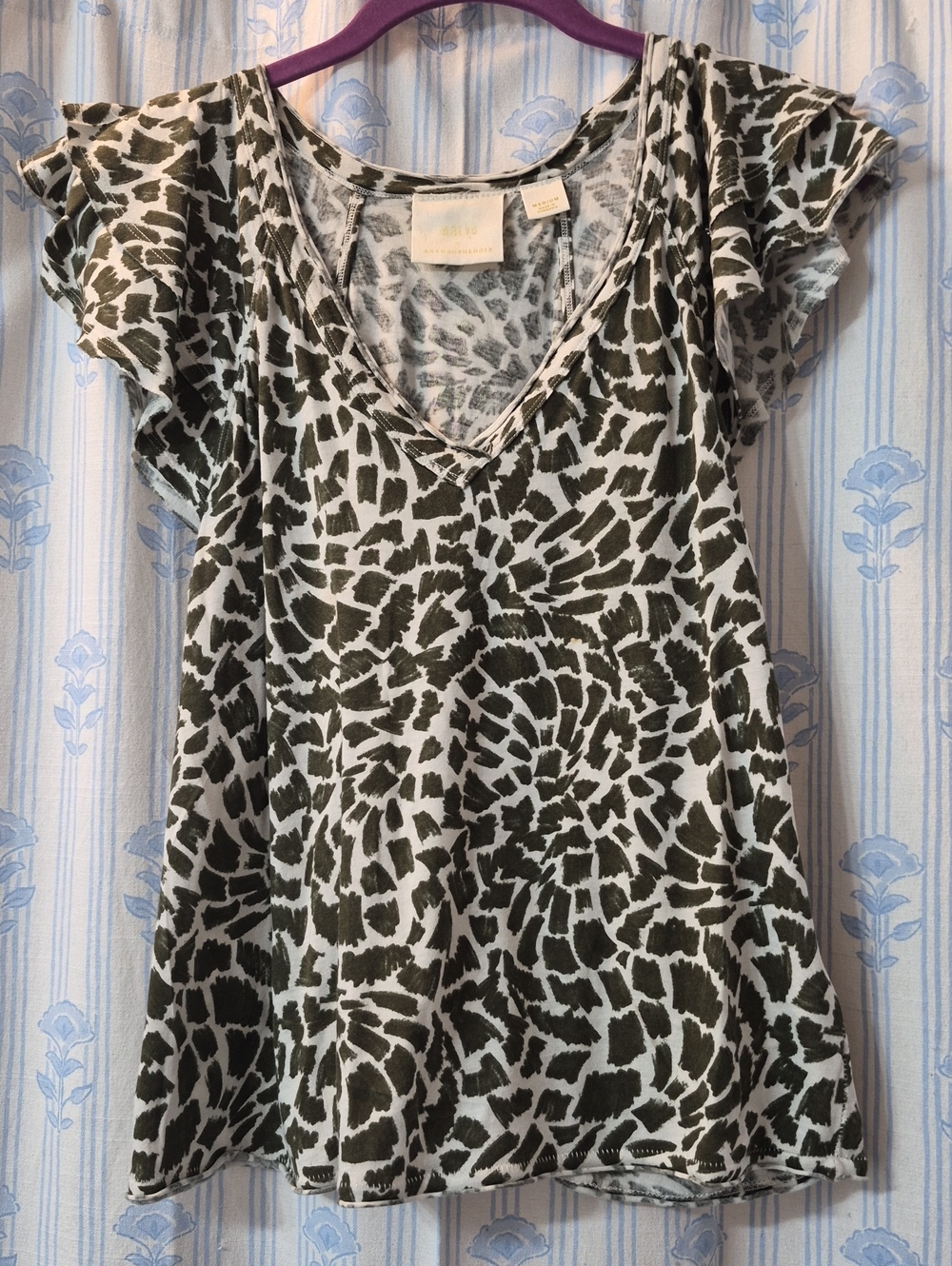 Mauve Anthropolgie Olive Green Print White Flutter Sleeve V neck Top Sz M